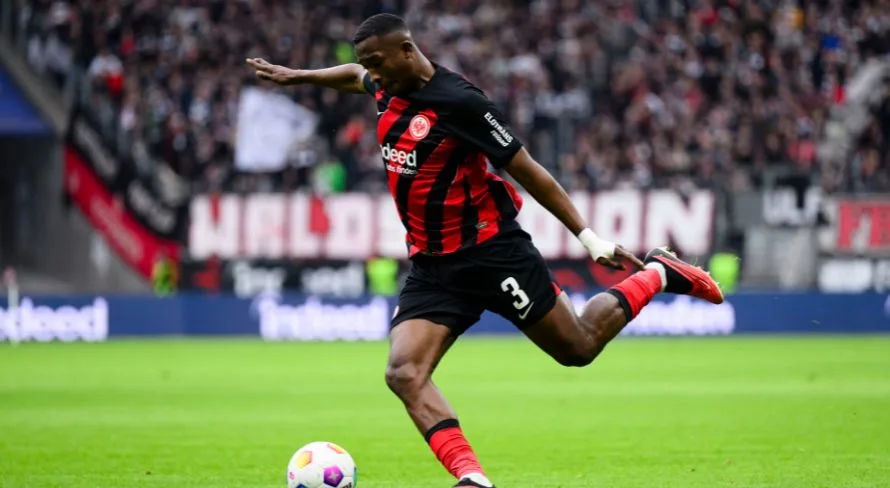 Liverpool mira contratação de zagueiro do Eintracht Frankfurt