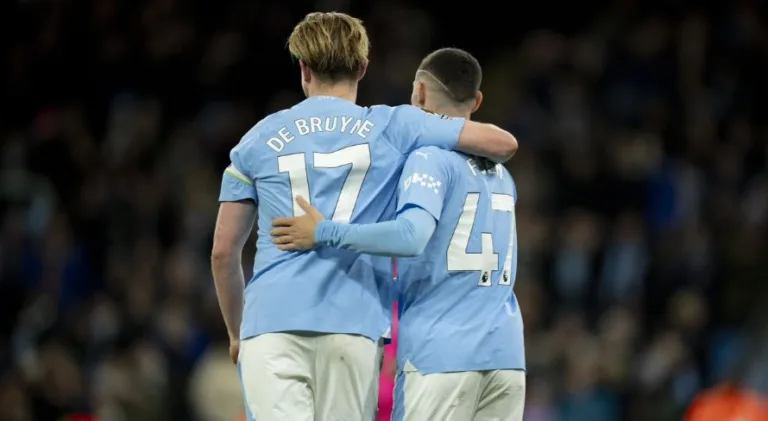 Phil Foden e De Bruyne brigam por titularidade no Manchester City; entenda