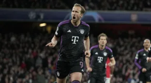Harry Kane comemorando o seu gol pelo Bayern contra o Arsenal (Reprodução/X/Bayern de Munique)