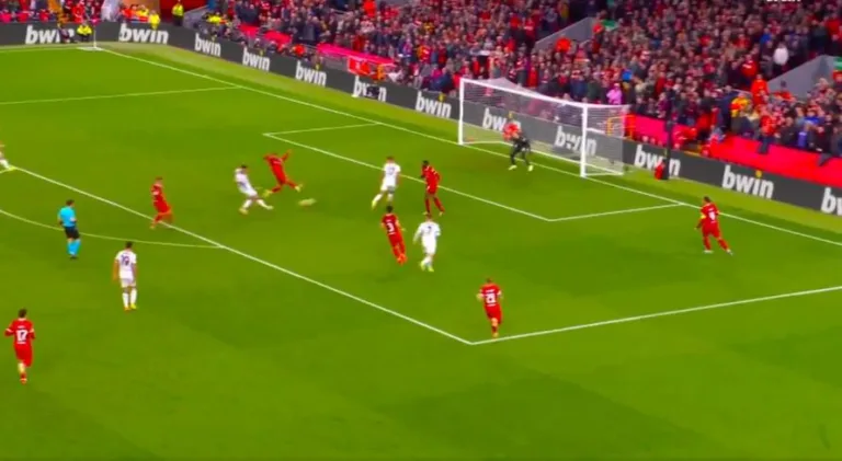 Goleiro do Liverpool falha e Atalanta sai na frente com gol de Scamacca na Europa League; assista