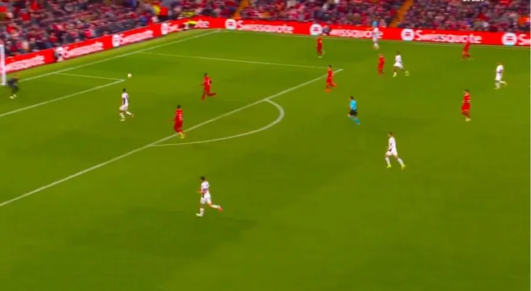 Scamacca recebe livre na área e amplia pelo Atalanta contra o Liverpool na Europa League; assista