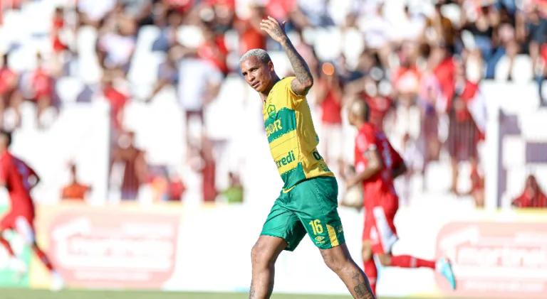 Vessoni destaca interesse de António Oliveira, do Corinthians, em Deyverson