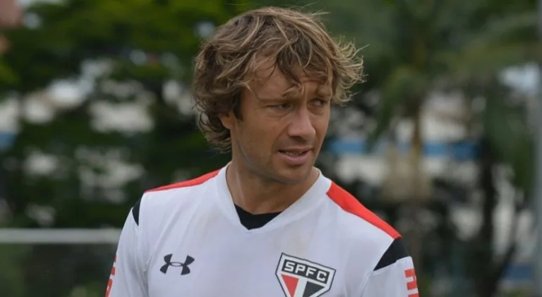 Lugano aponta craque brasileiro mais difícil de marcar que Ronaldinho Gaúcho