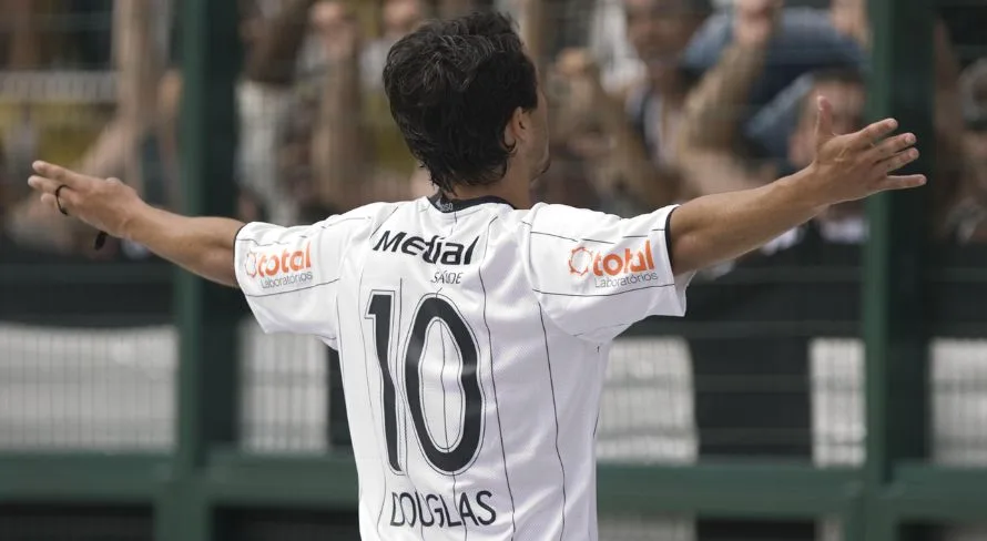 Douglas se coloca acima de camisa 10 badalado no Brasil: “Não amarra minha chuteira”