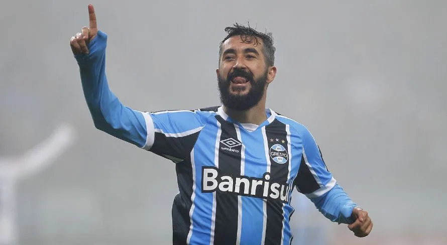 Douglas se coloca acima de craque do Flamengo e meia da seleção: “Fico comigo”