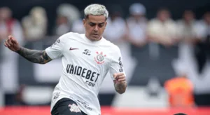 Paulo Nunes critica Fagner, do Corinthians, após entrada violenta contra o Atlético-MG: “Agulhada”