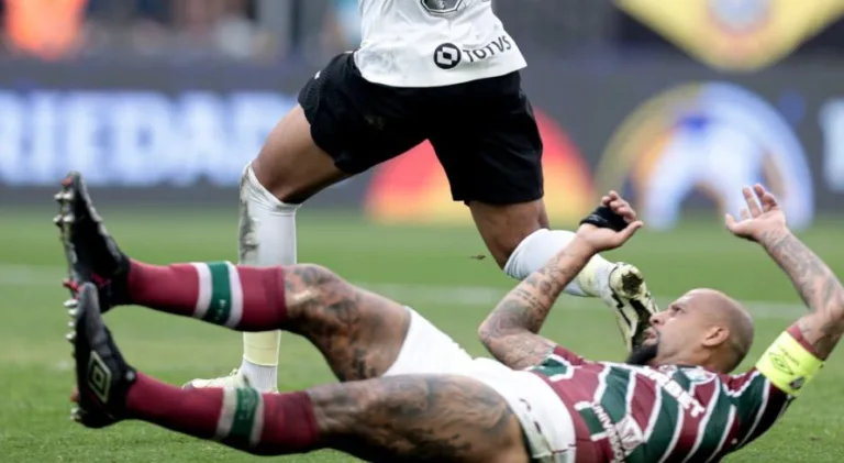 Neto se esbalda com lance de Felipe Melo em Corinthians x Fluminense: “Bobão”