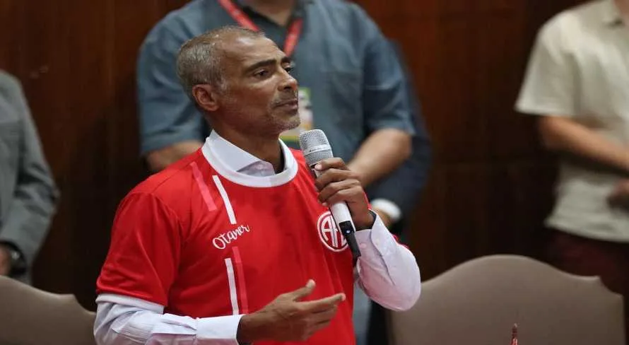 Romário participa do primeiro treino com o elenco do América-RJ