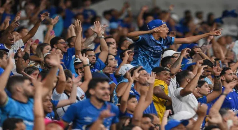 Torcedores do Cruzeiro queimam mosaico de Ronaldo após jogo da Sul-Americana