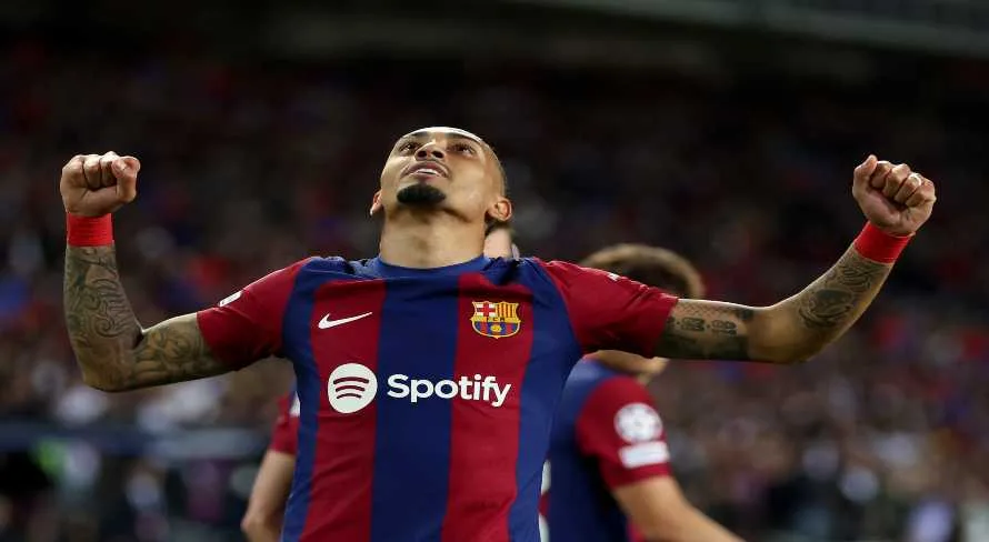 Barcelona inaugura o marcador com Raphinha e amplia vantagem contra o PSG na Champions League; veja