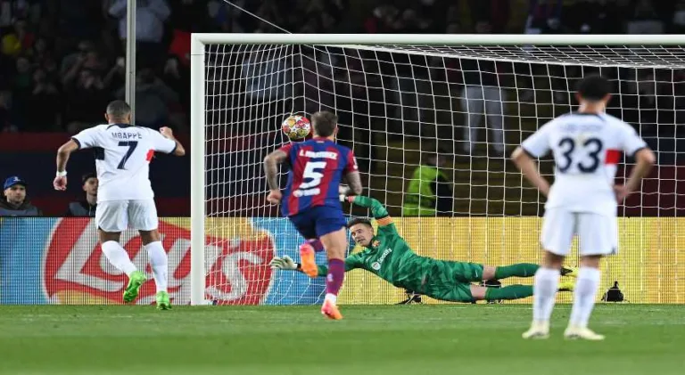 Vitinha e Mbappé marcam para o PSG contra o Barcelona na Champions League; veja