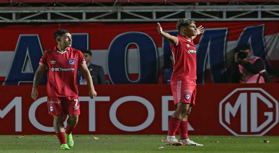Argentinos Juniors abre o placar contra o Corinthians na Sul-Americana; assista