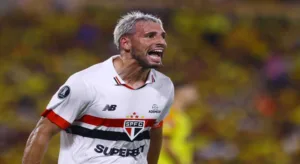 Calleri supera a marcação e anota o primeiro do SPFC contra o Barcelona-EQU na Libertadores