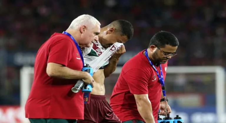 André, do Fluminense, se lesiona e deixa o gramado chorando em jogo da Libertadores