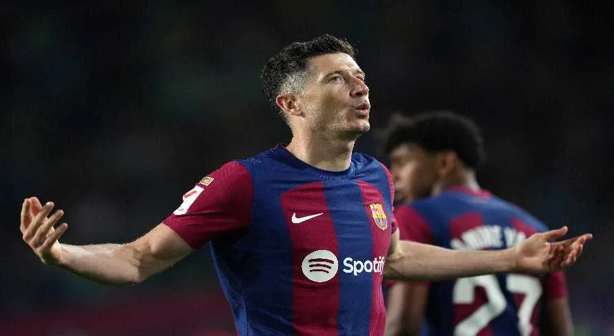 Lewandowski marca três em vitória do Barcelona sobre o Valencia na La Liga