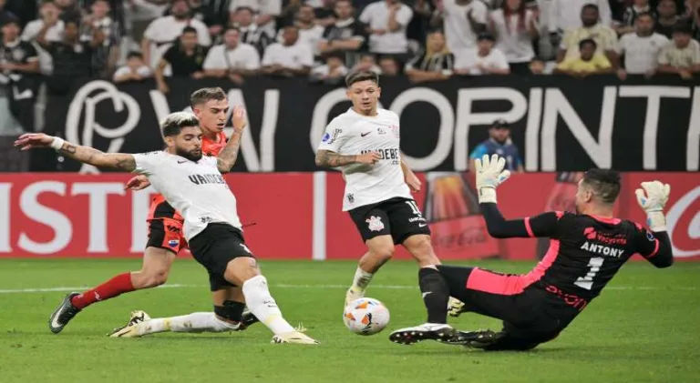 Corinthians goleia Nacional e assume a liderança do Grupo F da Sul-Americana