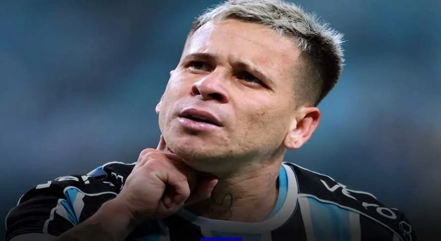 Grêmio mantém poderio ofensivo para vencer o Athletico-PR no Brasileirão