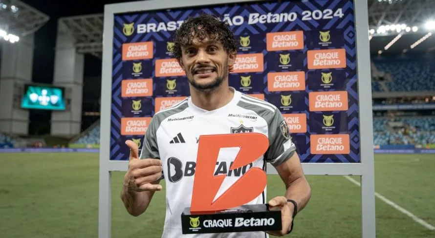 Gustavo Scarpa se aproxima de Hulk e Paulinho na artilharia do Atlético-MG