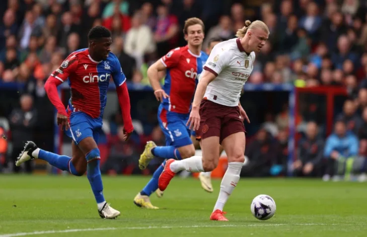 Manchester City vence o Crystal Palace e encosta no líder da Premier League Manchester City vence o Crystal Palace e encosta no líder da Premier League