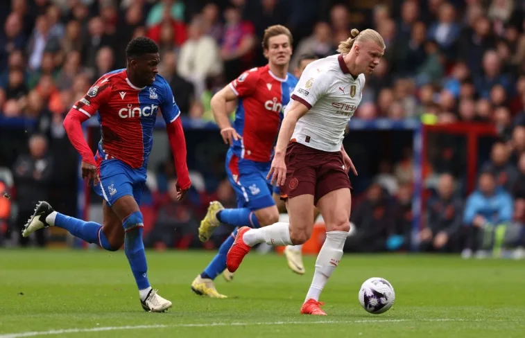 Manchester City vence o Crystal Palace e encosta no líder da Premier League
