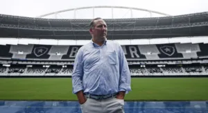 PVC dispara sobre John Textor: “Batendo palma pra louco dançar”