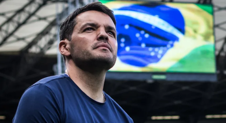 Cruzeiro demite técnico após derrota para o Atlético-MG