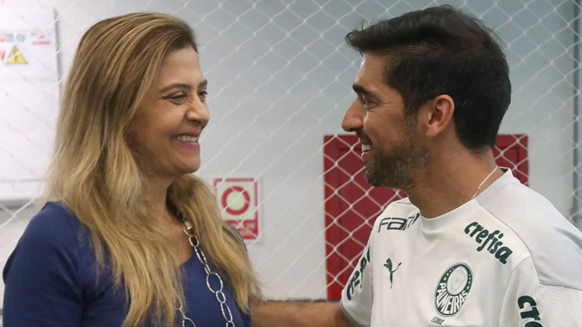 Rizek aponta quem está “rasgando dinheiro” no futebol brasileiro: “Ao contrário do Palmeiras”
