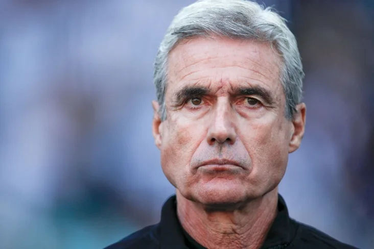 Luís Castro retorna ao comando do Al Nassr após intervenção cirúrgica