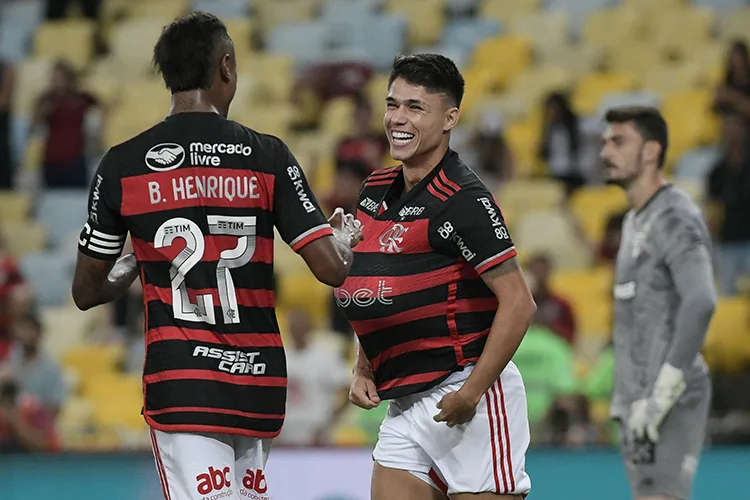 Flamengo vence mais uma no Brasileirão Série A e afunda SPFC na crise