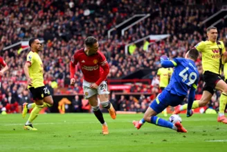 Antony, do Manchester United, chuta por cima de Arijanet Muric, do Burnley, em partida da Premier League