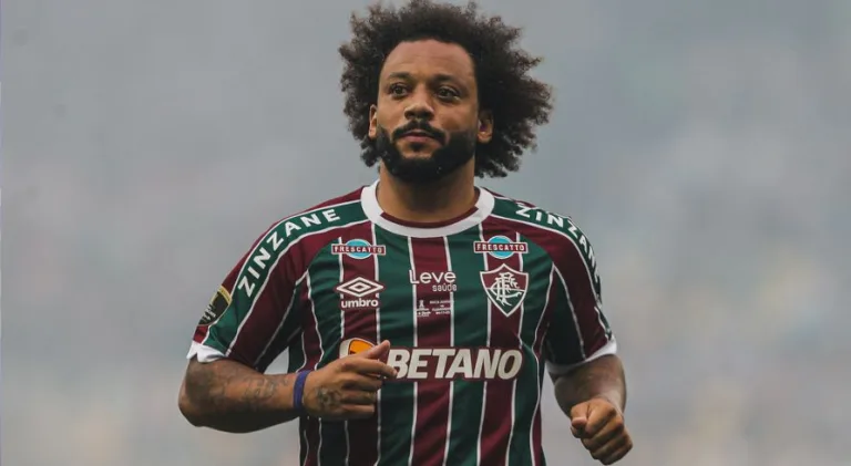Marcelo aponta atacante do Brasileirão que é “mistura de Ronaldo e Romário” 
