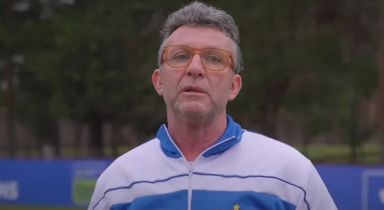 Neto surpreende e crava melhor melhor batedor de faltas da história