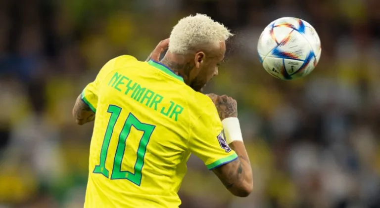 Neymar, Roberto Carlos e mais: veja os brasileiros que quase venceram a Bola de Ouro