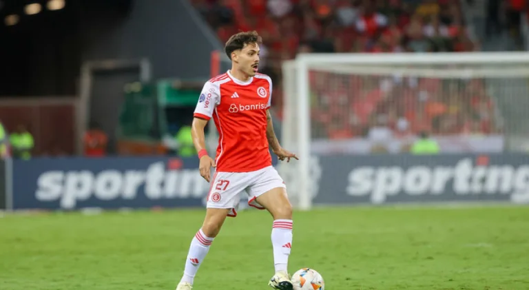 Nicola aponta chances de saída de Maurício do Internacional após vaias