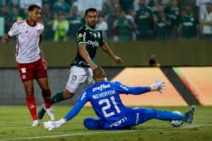 Abel Ferreira segue ‘rodando’ o elenco do Palmeiras contra o Internacional hoje