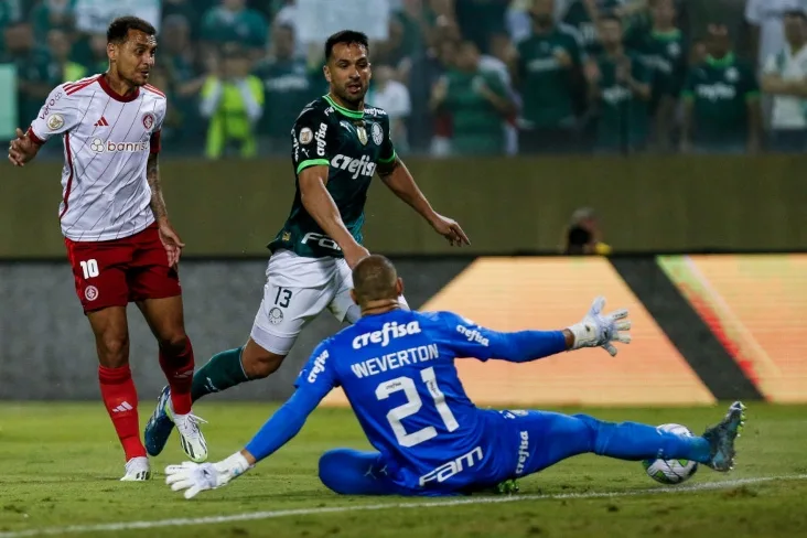 Abel Ferreira segue ‘rodando’ o elenco do Palmeiras contra o Internacional hoje 
