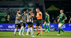 PVC aponta erro de arbitragem em Palmeiras x Santos: “Irregular”