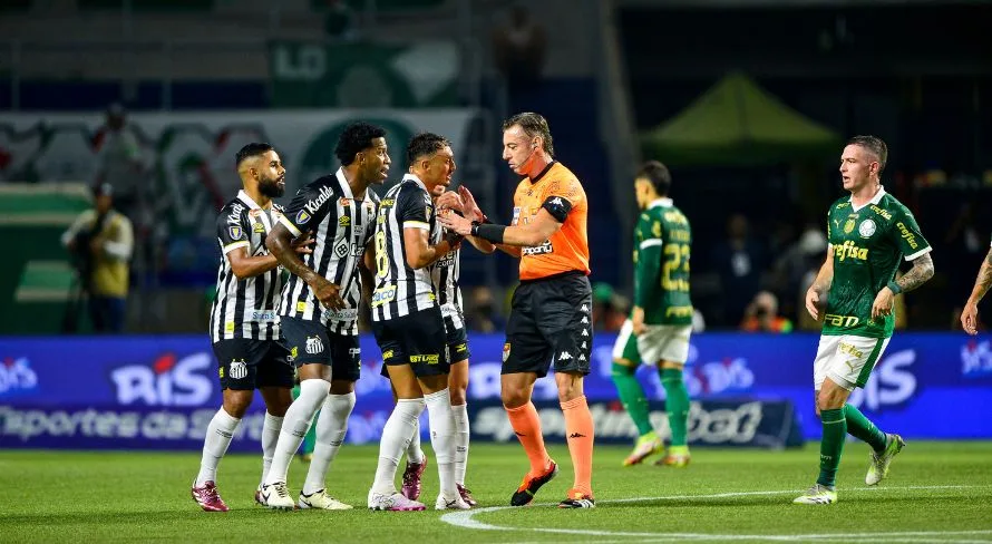 PVC aponta erro de arbitragem em Palmeiras x Santos: “Irregular”