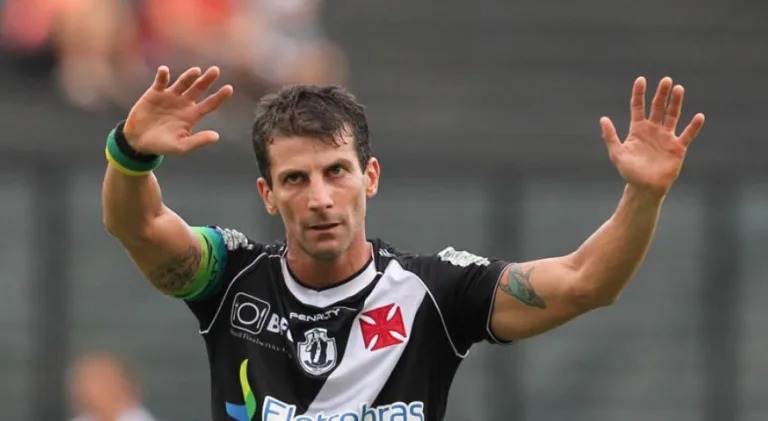 Pedrinho cita ídolo do Vasco que merecia ser melhor do mundo: “Coisas estrondosas” 