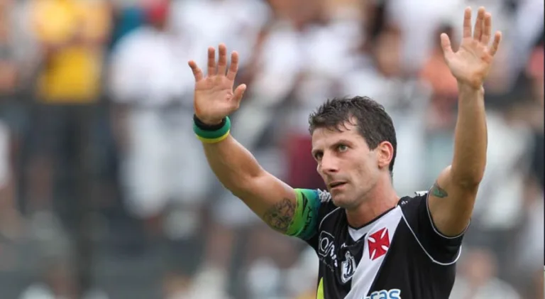 Pedrinho sinaliza patamar único da torcida do Vasco: “Não estou falando com clubismo”