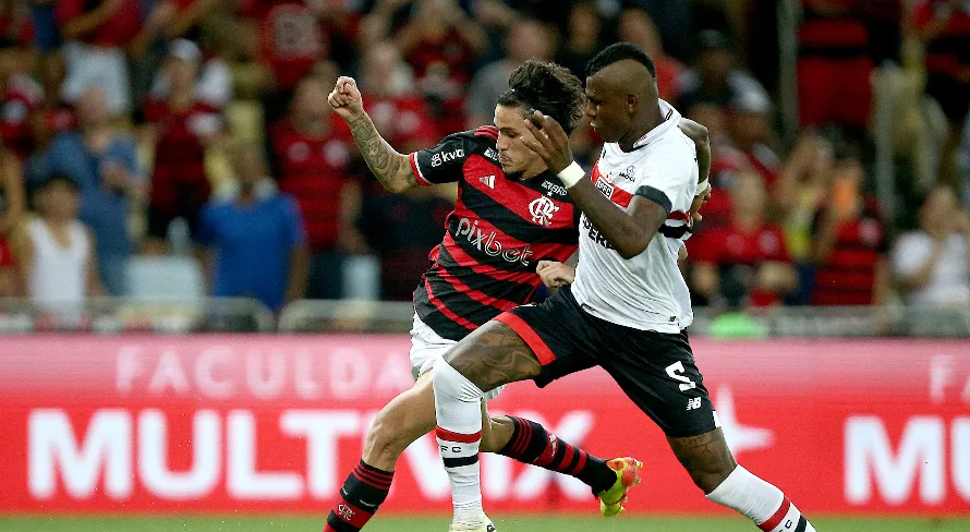 Cicinho surpreende com previsão sobre o Flamengo no Brasileirão: “Não vai fazer”