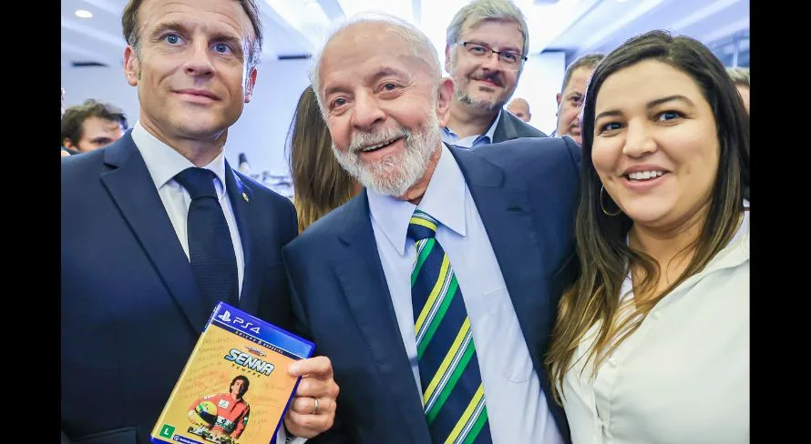 Presidente da França recebe game brasileiro sobre Ayrton Senna