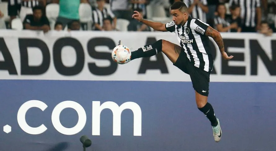 Rafael, do Botafogo, tem lesão na patela e aparece em foto com a perna imobilizada