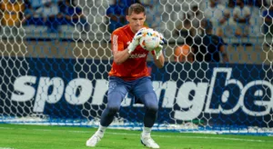 Rafael Cabral, do Cruzeiro, se desculpa por falha: ‘Assumo a responsabilidade’