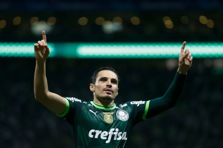Raphael Veiga passa Dudu e vira artilheiro do século no Palmeiras