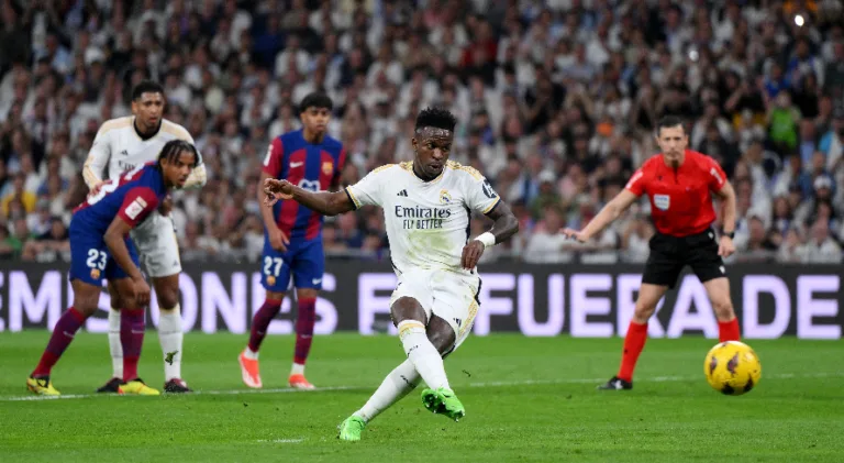 Vinícius Júnior faz de pênalti e Bellingham dá vitória ao Real Madrid contra Barcelona no El Clásico da La Liga
