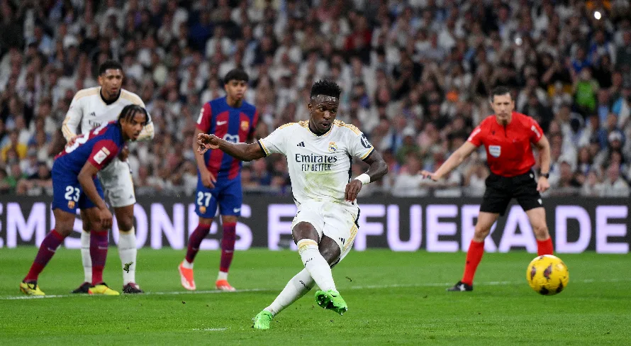 Vinícius Júnior faz de pênalti e Bellingham dá vitória ao Real Madrid contra Barcelona no El Clásico da La Liga