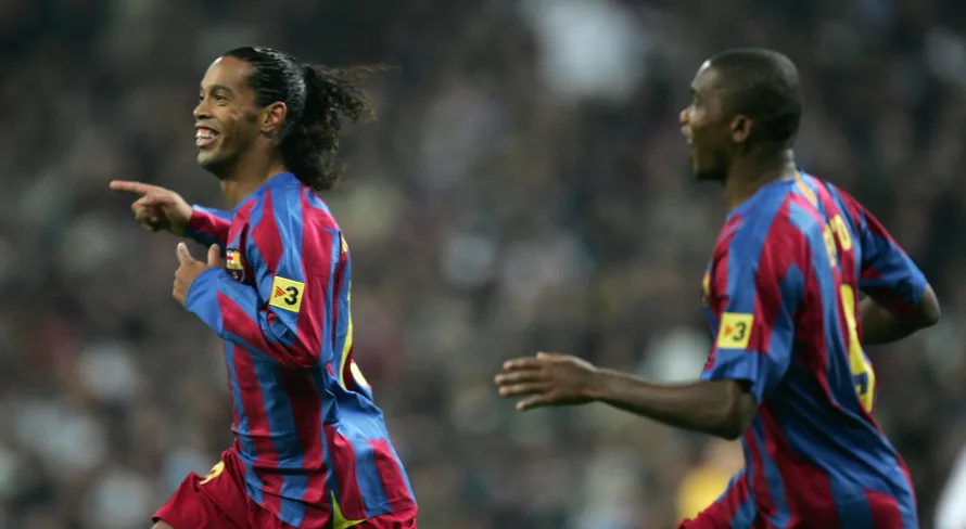 Ronaldinho, Maradona e mais: jogadores do Barcelona ovacionados na casa do Real Madrid 