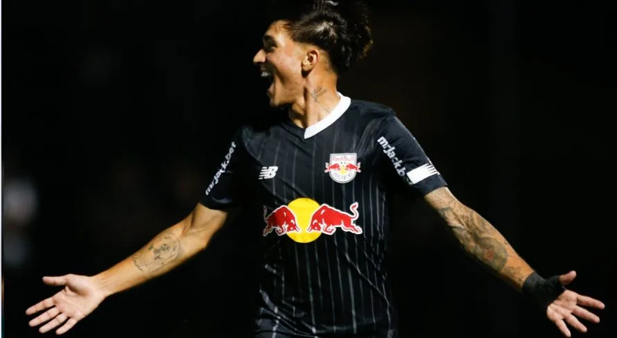 Léo Jardim falha e Red Bull Bragantino vence o Vasco no Brasileirão Série A