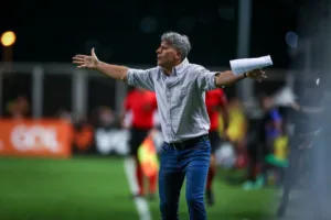 Renato Gaúcho exalta postura do Grêmio em vitória na Libertadores com um jogador a menos